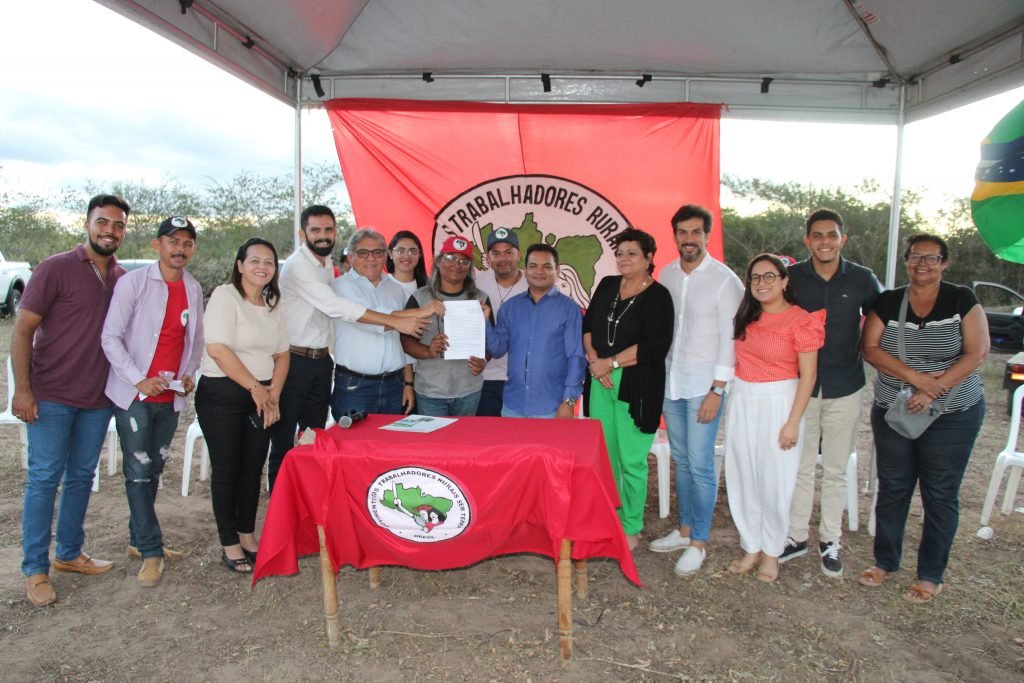 Governo do RN media e sela acordo entre proprietário e MST para realocação de famílias