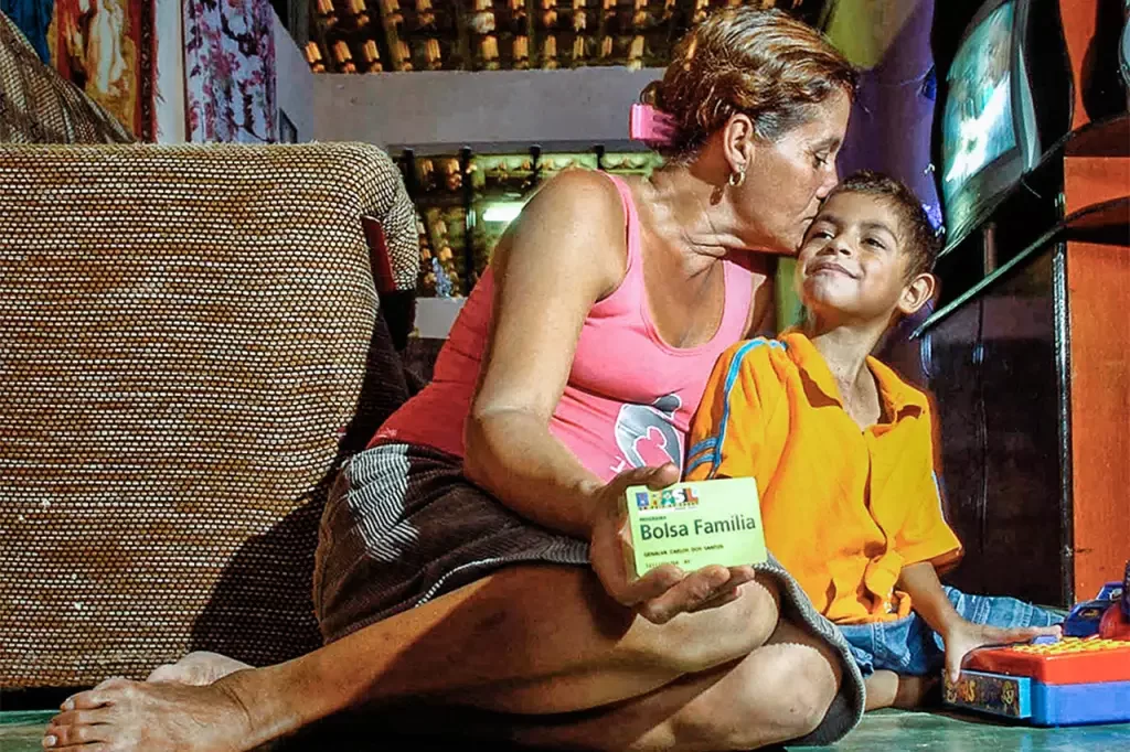 Bolsa Família faz 1º pagamento com valor extra nesta segunda-feira; benefício é o maior da história