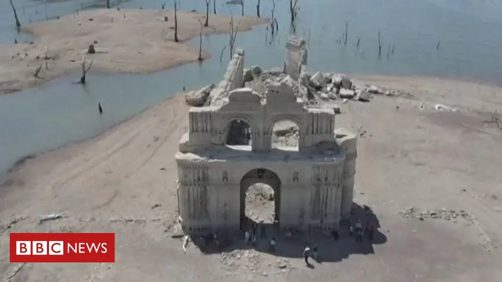 Igreja de 500 anos submersa reaparece por causa de seca no México