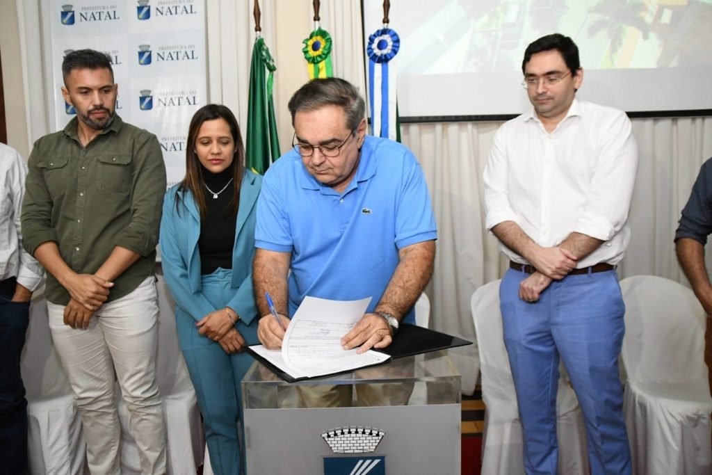 Álvaro Dias destaca investimentos no turismo durante assinatura de ordem de serviço