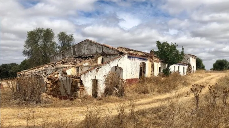 Casal compra fazenda em ruínas em Portugal e a transforma em pousada de 800 m²