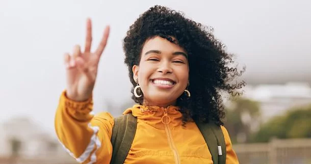 Conheça a origem de 5 gestos que fazemos diariamente com as mãos