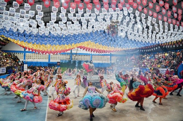 Quadrilhas tradicionais encantam o público na primeira noite do Arraiá Quatrocentão