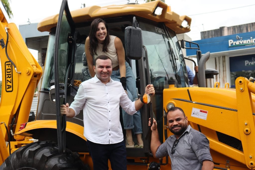 Prefeito Emídio Júnior e deputada Natália Bonavides entregam nova retroescavadeira para ações em Macaíba