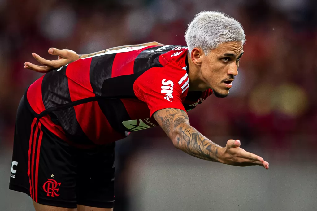 Preparador físico do Flamengo agride Pedro depois de partida e é demitido