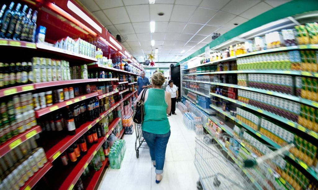 Surpresa: ninguém quer trabalhar em supermercado e o culpado é o próprio setor. Baixos salários e jornadas exaustivas