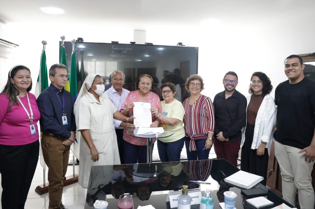 Governo assina convênios para ampliar acolhimento de idosos