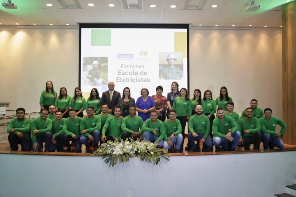 Governadora participa de formatura da turma de mulheres eletricistas