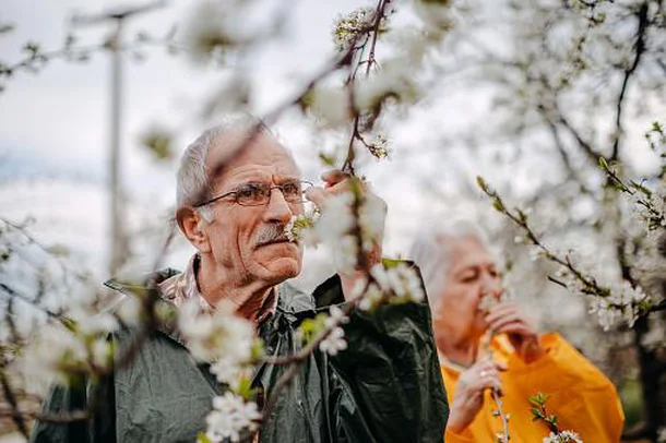 Por que pessoas mais velhas gemem ao sentar ou levantar?