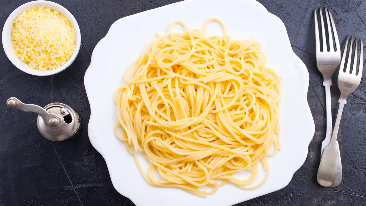 Jovem morre após comer macarrão “guardado” por 5 dias fora da geladeira