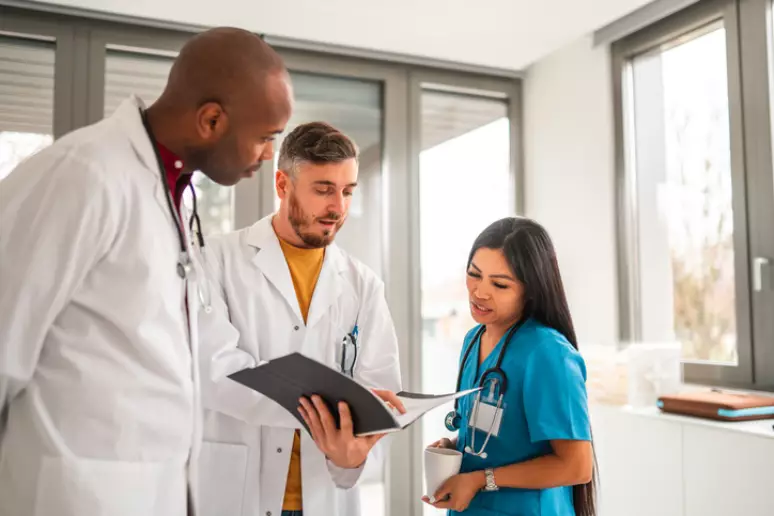 Portugal oferece salário de R$ 15 mil para atrair médicos brasileiros