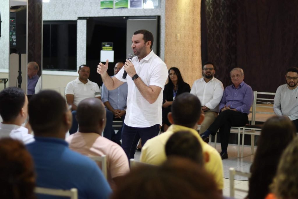 Prefeito Emídio Júnior entrega certificados a 460 concluintes de cursos profissionalizantes