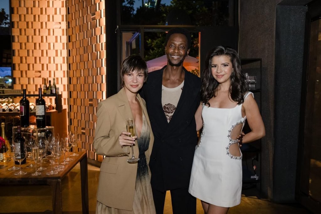 Clija Chait brilha na terra das estrelas em festa para comemorar seus 33 anos