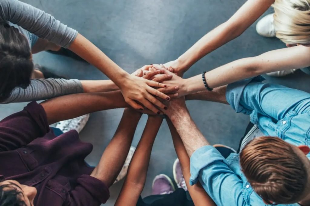 “De mãos dadas: A importância do trabalho em grupo”