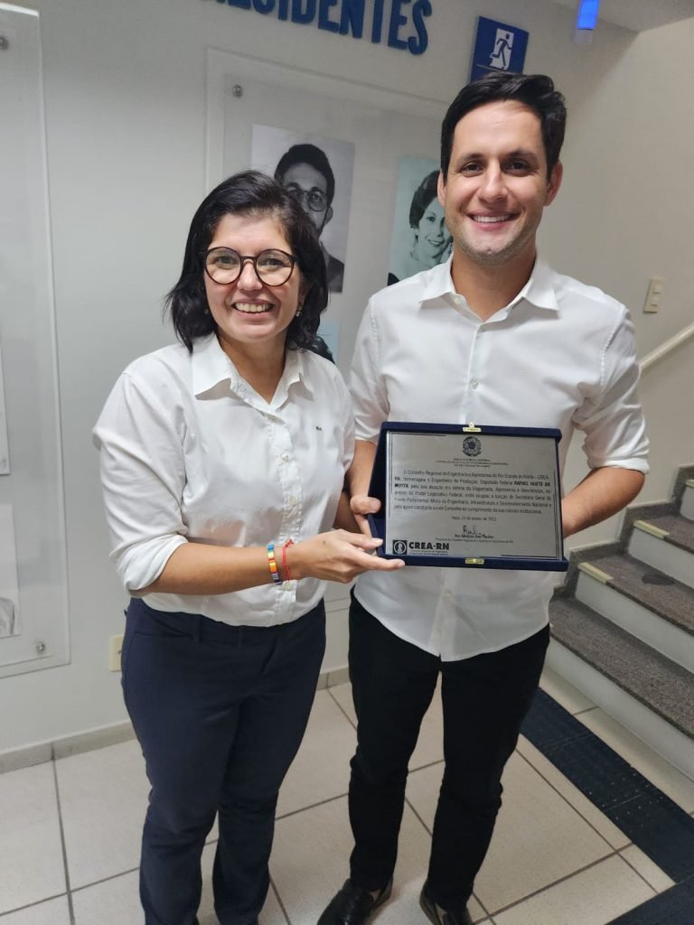 Rafael Motta recebe homenagem do CREA RN