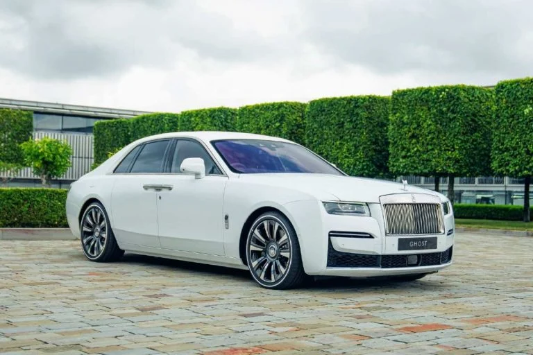 Como é dirigir o Rolls-Royce Ghost, o carro mais luxuoso do mundo