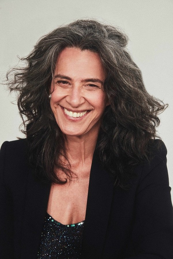 Cantora Simone realiza show no Teatro Riachuelo nesta quinta-feira (24)