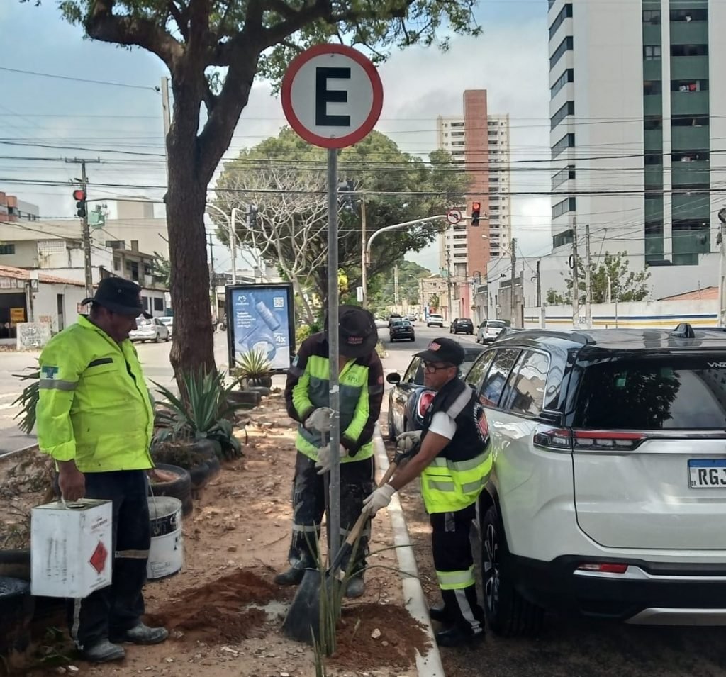 STTU implanta nova configuração na sinalização do canteiro central da Av. Antônio Basílio