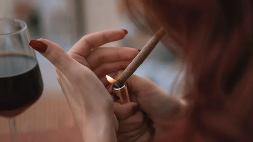 Legalizar maconha estimula consumo de álcool em adultos, diz estudo nos EUA