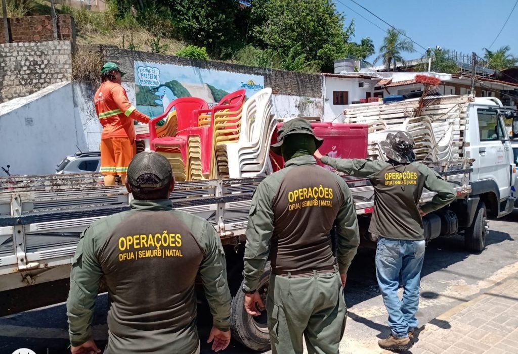 Fiscalização retira materiais irregulares na área destinada à pescadores na Praia de Ponta Negra