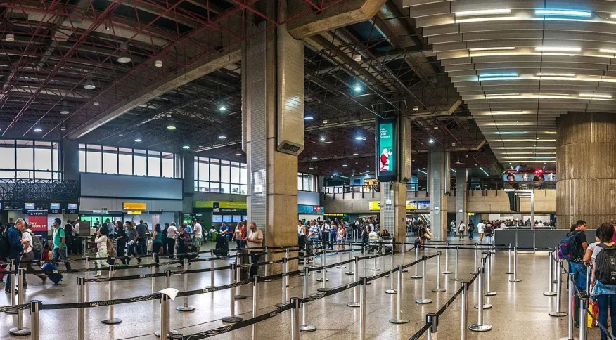 Pesquisa indica alta satisfação com aeroportos, mas aponta para necessidades de melhora em alguns serviços