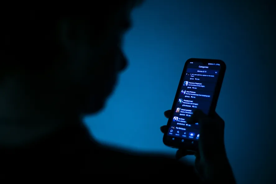 IA: cresce o número de jovens que namoram e conversam com a tecnologia; psicólogos avaliam a nova tendência