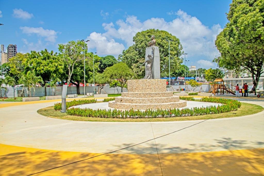 Praça Pedro Velho é entregue após reforma e ampliação