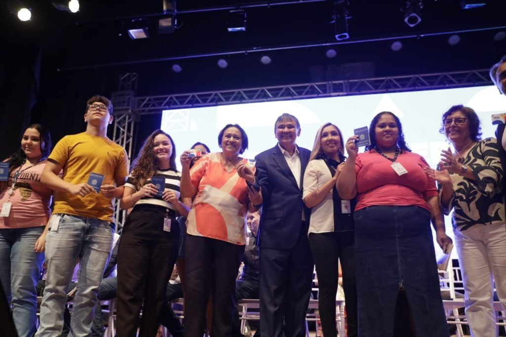 Parceria garante empregos celetistas para beneficiários de programas sociais