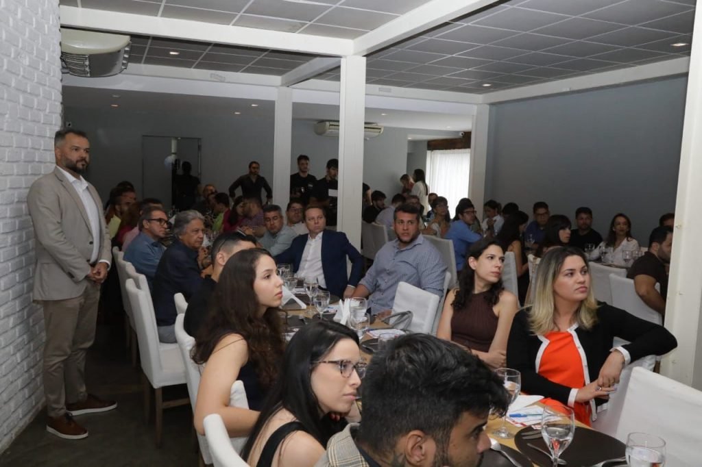 Clube de Permuta reúne empresários em almoço com palestra de Edmilson Pereira