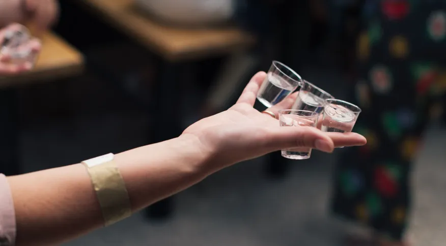 Bares na Grécia são fechados por reaproveitar restos de drinks como shots