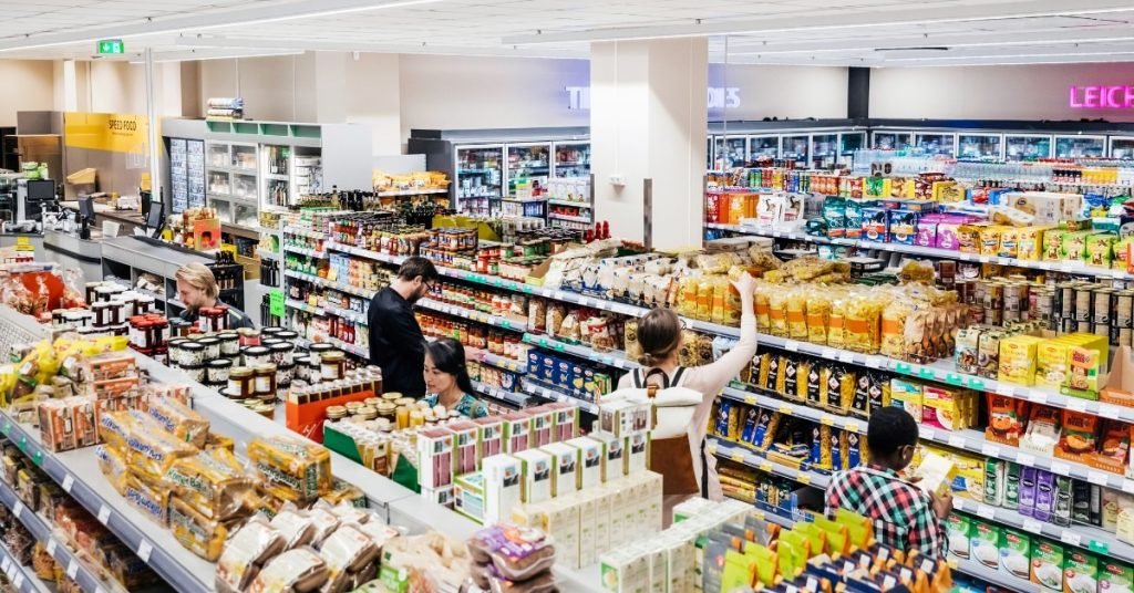 Mais de 80% dos brasileiros passam a comprar marcas mais baratas nos supermercados