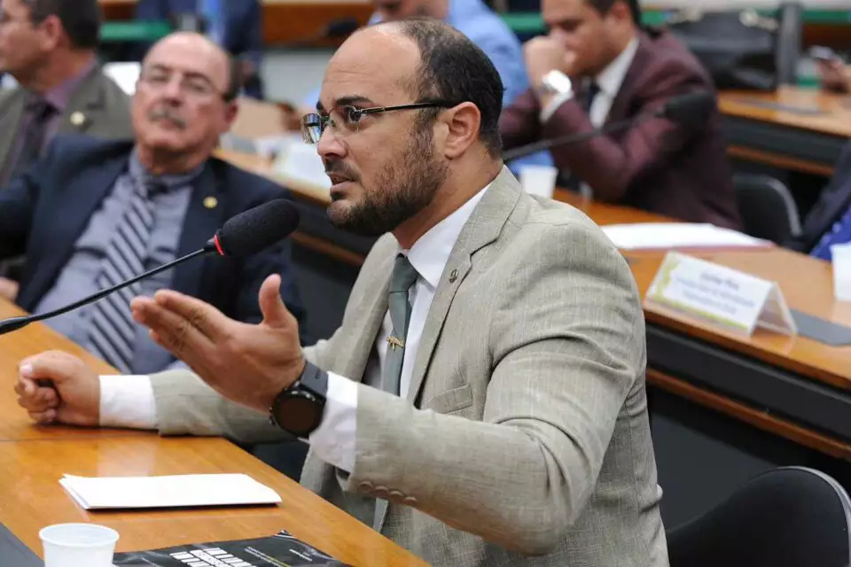 Deputado quer fiscalizar doutrinação em sala de aula