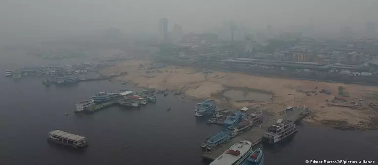 Nuvem de fumaça de incêndios florestais sufoca Manaus