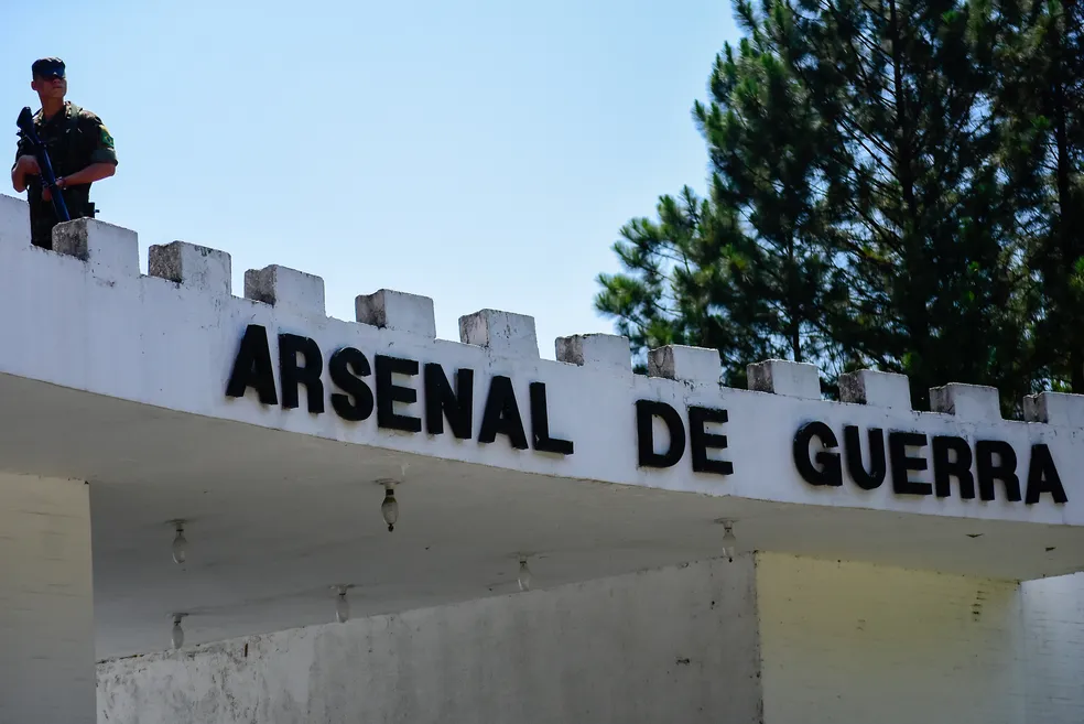 Exército já identificou suspeitos de facilitar furto de 21 metralhadoras de quartel