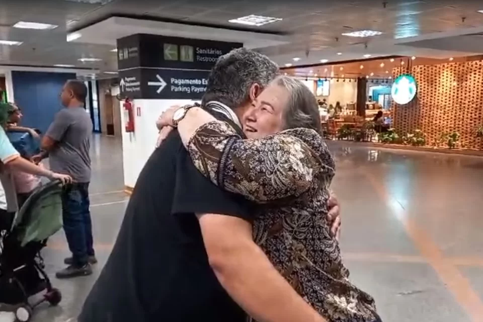 Emocionados, parentes recebem repatriados de Israel em Brasília