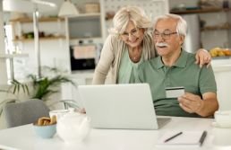 Compras online são habituais para 81% dos brasileiros com mais de 60 anos