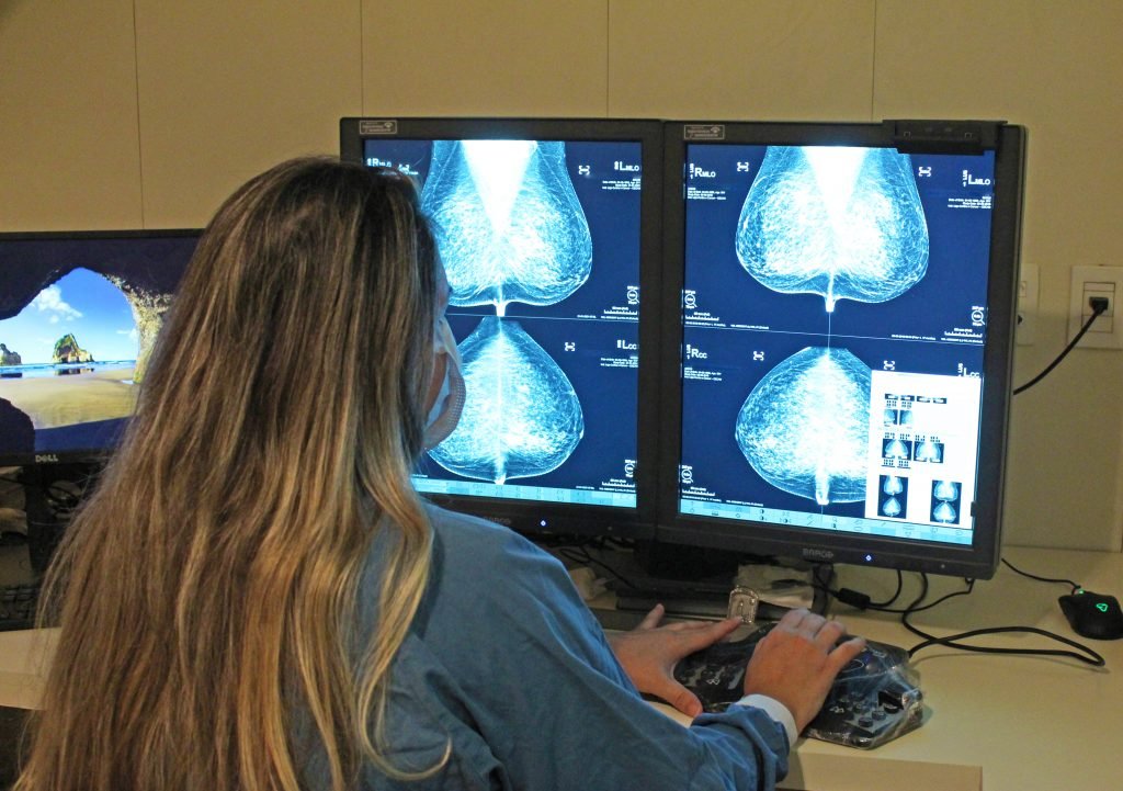 Liga intensifica conscientização sobre o câncer de mama durante o Outubro Rosa