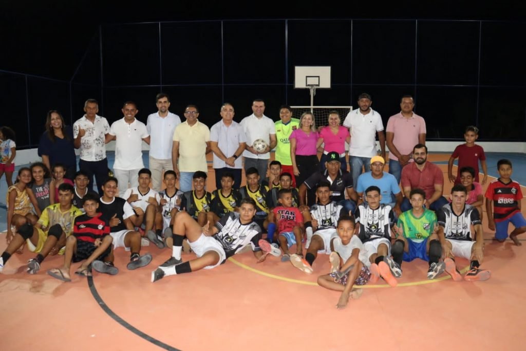 Prefeito Emídio Jr entrega quadra completamente reconstruída e anuncia LED para Lagoa do Mato