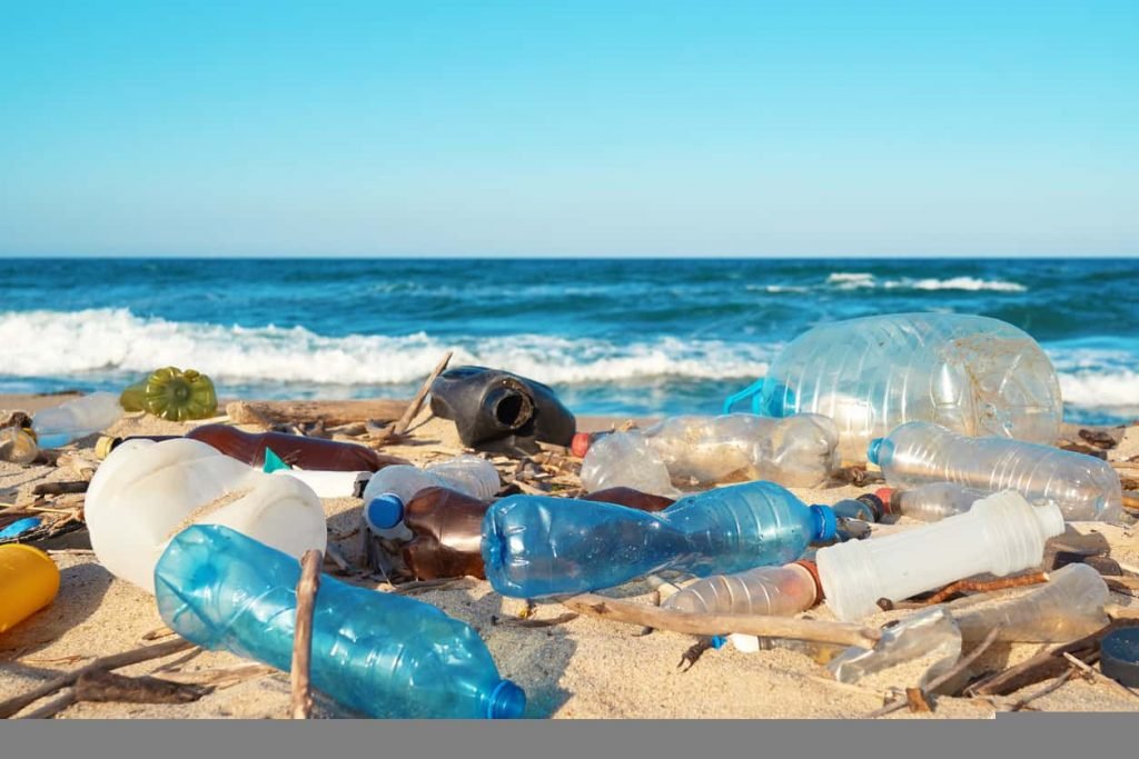 Brasil despeja 3,44 milhões de toneladas de plástico nos oceanos