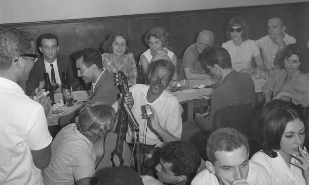 Zicartola: Livro resgata memória da casa de samba que mudou a MPB