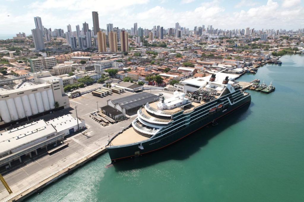 Cruzeiro de luxo Seabourn Pursuit abre temporada 2023/2024 no Porto de Natal