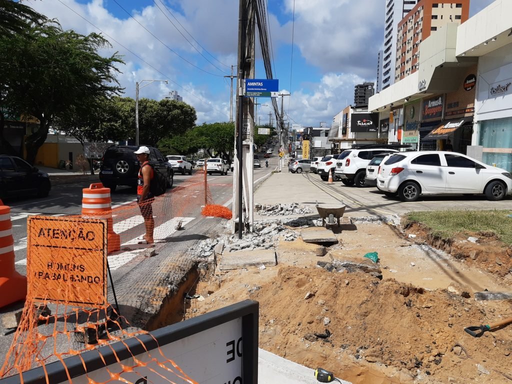 Semurb orienta regularização de estacionamento em recuo frontal em trechos das obras das calçadas
