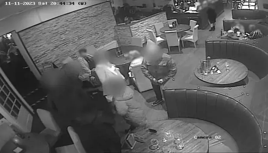 Gangue de aposentados pede comida mais cara do restaurante e foge correndo sem pagar a conta