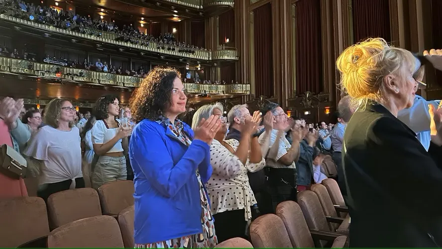 “Camiseta sonora” permite que surdos sintam música na pele durante óperas