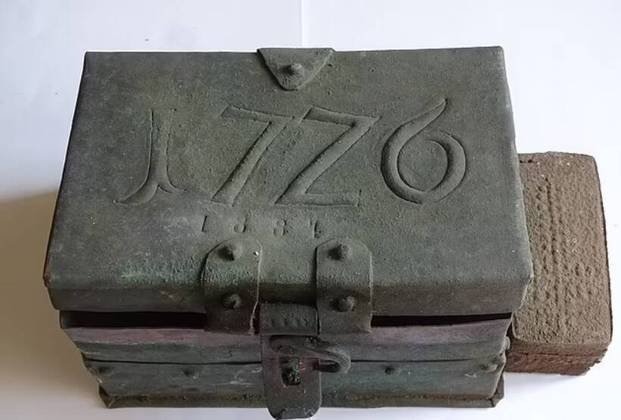 Capsula do tempo de 1726 é aberta contendo moedas e documentos de 300 anos atrás