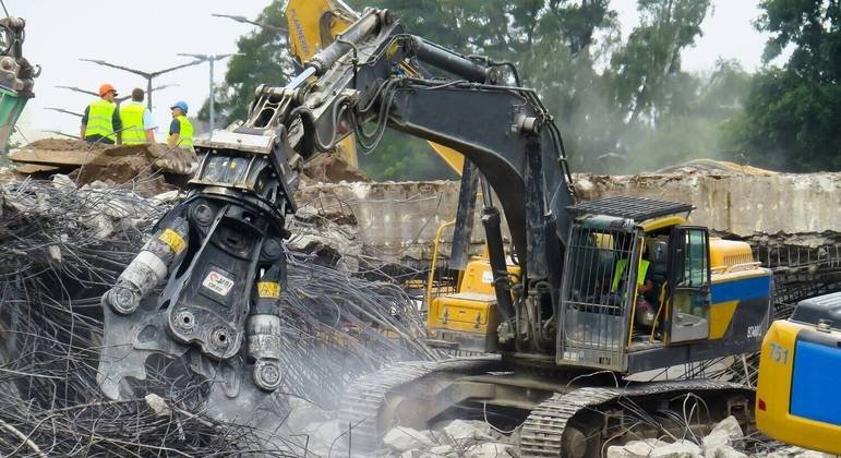 Pilha de escombros: moradora encontra a própria casa demolida por engano ao voltar de férias