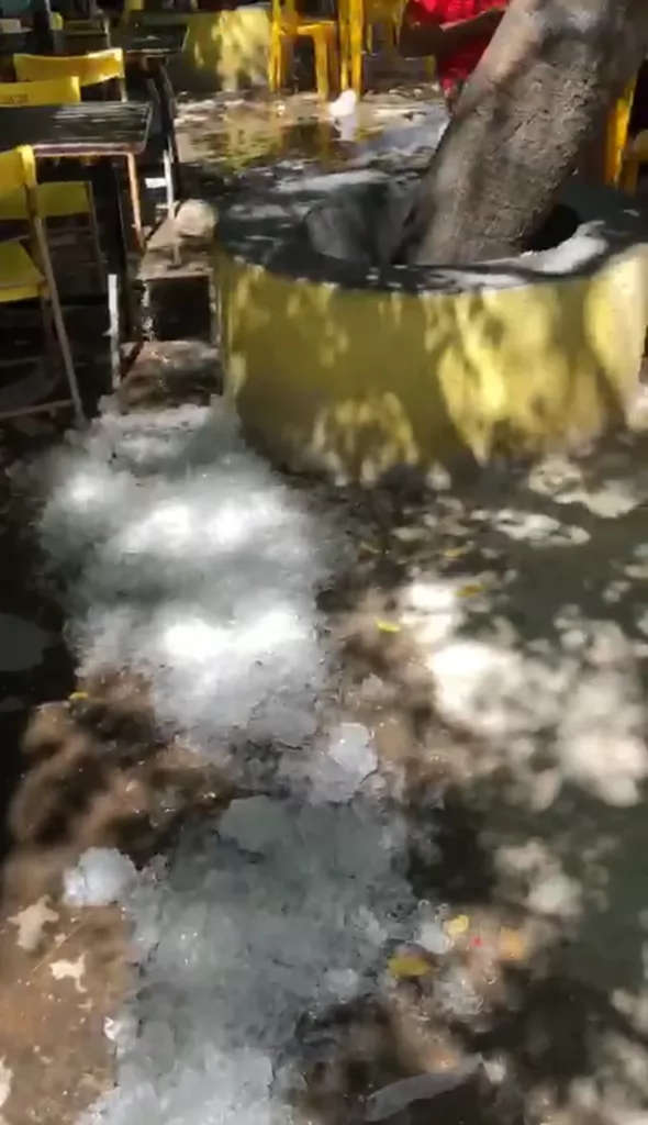 Para amenizar calor dos clientes, bar no interior do RN espalha gelo no chão