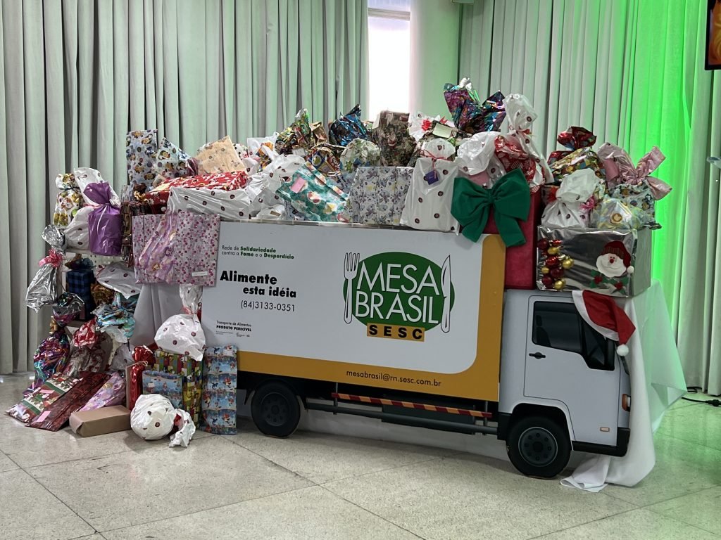 Show de Marina Elali cantando Roberto Carlos arrecadará brinquedos para o Sesc Mesa Brasil