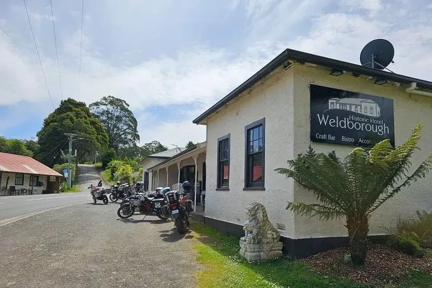 ‘Contratamos alcoólatras, viciados e ex-criminosos’, anunciou pub em desespero por funcionários no Natal