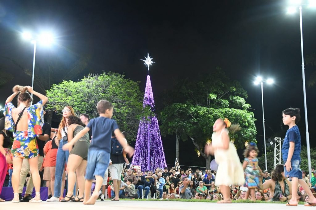 Abertura do “Brilha Natal” atrai multidão à Praça Cívica